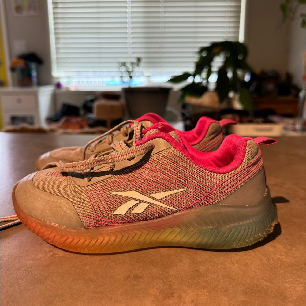 Girls size 12 Reebok light up runners.